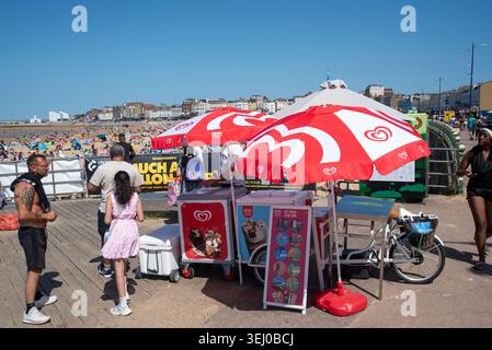 Margate, Großbritannien. Mai 2026. Eisverkäufer am Margate Beach. Der sandige Margate Beach ist ein sehr beliebtes Reiseziel für Strandgänger in Kent, Großbritannien. Vor allem die heißeste Temperatur im Frühling und Mai, die heute in Großbritannien verzeichnet wurde. Quelle: SOPA Images Limited/Alamy Live News Stockfoto