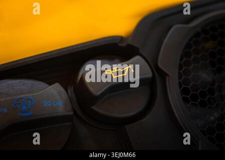 Porsche 911 Carrera Motorraumkappen mit gelbem Ölsymbol Stockfoto