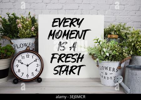 Jeder Moment ist ein Neuanfang Motivations- und inspirierende Zitate Stockfoto