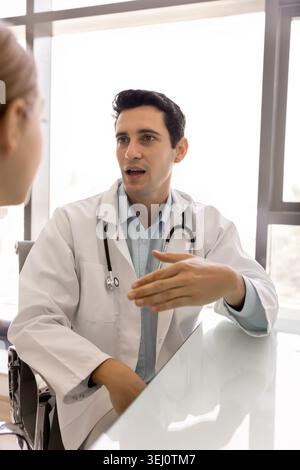 Arzt fragt nach Gesundheitszustand und Symptomen an Frau Patient Stockfoto