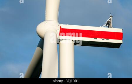 Eine Windkraftanlage, die vor der Montage auf einem Feld frisch ist – eine Nahaufnahme der Details Stockfoto