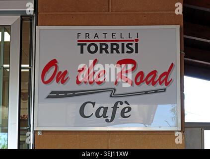 Schild „Fratelli Torrisi on the Road Café“ an der Esso-Tankstelle in Barrafranca, Sizilien, Italien. - Italienisches Essen, Kaffee und Snacks auf Reisen Stockfoto