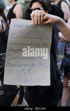 Eine Demonstrantin läuft mit Schild hier sollten wir wohnen Charlottenstraße 12 Zeppelinstraße 153 Zeppelinstraße 136 Dortustraße 16 Berliner Straße 142 in der Leipziger Straße während einer Demonstration gegen die Räumung des ehemals besetzten Häuser Tornowstraße 40, Potsdam, 26. Mai 2026. Hausbesetzer-Demo in Potsdam *** Ein Demonstrator läuft mit einem Schild hier soll man Charlottenstraße 12 Zeppelinstraße 153 Zeppelinstraße 136 Dortustraße 16 Berliner Straße 142 in Leipziger Straße bei einer Demonstration gegen die Räumung des ehemals besetzten Hauses Tornowstraße 40, Potsdam, 26. Mai, leben. Stockfoto