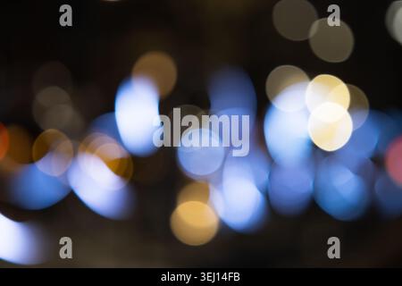Abstrakte blaue und goldene Bokeh-Lichter auf dunklem Hintergrund Stockfoto