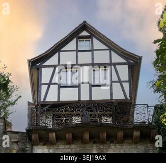 Traditioneller Fachwerkgiebel mit schmiedeeisernem Balkon Stockfoto