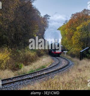 Historischer alter, ikonischer Flying Scotsman-Dampfzug, der eine Kurve umrundet (Lok der Klasse A3 auf der landschaftlich reizvollen Eisenbahnlinie des ländlichen Erbes, Vorderansicht) - NYMR, England, Großbritannien. Stockfoto