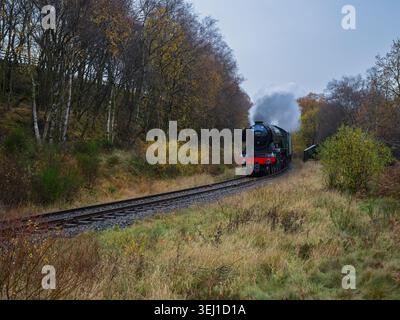 Historischer alter, ikonischer Flying Scotsman-Dampfzug, der eine Kurve umrundet (Lok der Klasse A3 auf der landschaftlich reizvollen Eisenbahnlinie des ländlichen Erbes, Vorderansicht) - NYMR, England, Großbritannien. Stockfoto