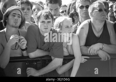 ROCK-FANS und METAL-FANS, READING FESTIVAL, 2001: Eine Nahaufnahme fokussierter junger Fans, darunter ein Mann mit buntem Hut, der aufmerksam von der Barriere in der ersten Reihe beim Reading Festival beobachtet. Eine ehrliche Szene von der Stätte und Publikum in der Arena der Main Stage beim Reading Festival 2001 vom August 2001 in Reading, England, Großbritannien. Foto: Rob Watkins Stockfoto