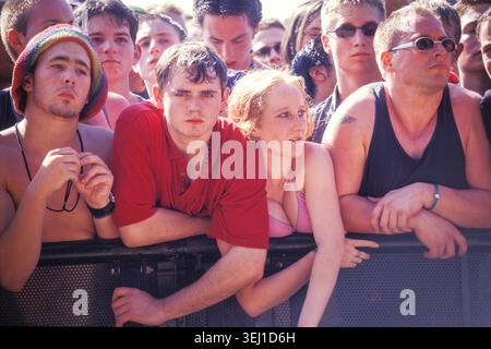 ROCK-FANS und METAL-FANS, READING FESTIVAL, 2001: Eine Nahaufnahme fokussierter junger Fans, darunter ein Mann mit buntem Hut, der aufmerksam von der Barriere in der ersten Reihe beim Reading Festival beobachtet. Eine ehrliche Szene von der Stätte und Publikum in der Arena der Main Stage beim Reading Festival 2001 vom August 2001 in Reading, England, Großbritannien. Foto: Rob Watkins Stockfoto