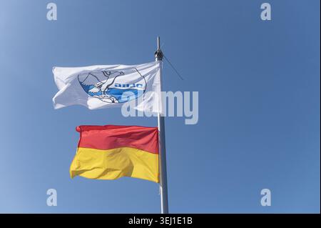 Rerik Mecklenburg-Vorpommern Deutschland Mai 2026 Deutsche Ostseeküste. Flaggen der Deutschen Lebens-Rettungs-Gesellschaft DLRB, Rettungsschwimmer, BE Stockfoto