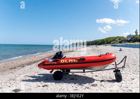 Rerik Mecklenburg-Vorpommern Deutschland Mai 2026 Deutsche Ostseeküste. Rib Rettungsboot von DLRG Wasserretung, Rettungsboot Strand, Ufer, Sch Stockfoto