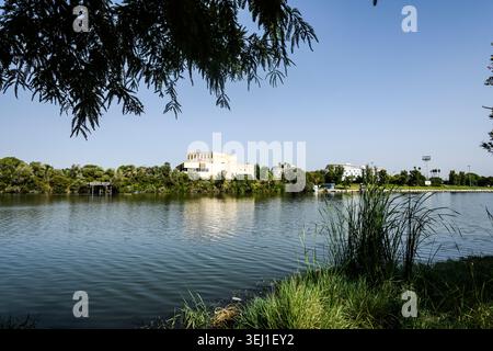 Blick auf den Fluss Guadalquivir in der Nähe der Brücke Alamillo von Paseo Juan Carlos I, Sevilla, Andalusien, Spanien Stockfoto