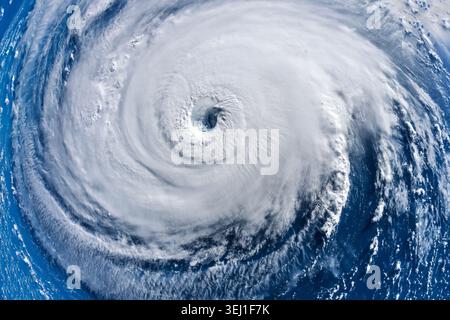 Atemberaubender Satellitenblick eines mächtigen Hurrikans, der sich über dem tiefblauen Ozean dreht. Ein Luftbild von oben nach unten, das die majestätischen, wirbelnden Wolken und einfängt Stockfoto