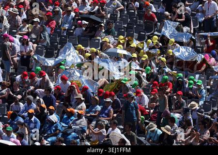 Citta Del Vaticano, Italien. Mai 2026. Vatikanstadt – Italien, 27. Mai 2026: Papst Leo XIV. Führt die Generalaudienz am Mittwoch auf dem Petersplatz. Heute morgen versammelten sich Tausende Gläubige und Pilger aus aller Welt auf dem Petersplatz, um an der Generalaudienz am Mittwoch mit Papst Leo XIV. Teilzunehmen. Es war eine Zeit des Gebets, des Hörens und der Gemeinschaft, die den Platz mit Hoffnung, Reflexion und Freude erfüllte. Quelle: Unabhängige Fotoagentur/Alamy Live News Stockfoto
