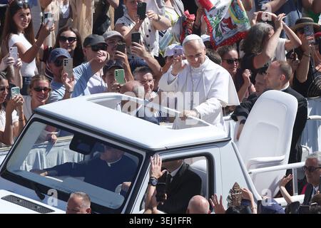 Citta Del Vaticano, Italien. Mai 2026. Vatikanstadt – Italien, 27. Mai 2026: Gruß des Pontiffs an die Gläubigen, die sich auf dem Platz am Popemobile versammelt haben. Papst Leo XIV. Führt am Mittwoch Generalaudienz auf dem Petersplatz heute Morgen versammelten sich Tausende Gläubige und Pilger aus aller Welt auf dem Petersplatz, um an der Generalaudienz am Mittwoch mit Papst Leo XIV teilzunehmen. Es war eine Zeit des Gebets, des Hörens und der Kommunion, die den Platz mit Hoffnung, Reflexion und Freude erfüllte. Quelle: Unabhängige Fotoagentur/Alamy Live News Stockfoto