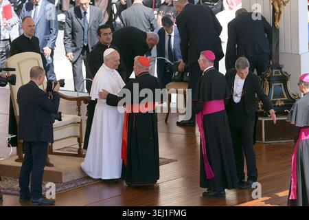 Citta Del Vaticano, Italien. Mai 2026. Vatikanstadt – Italien, 27. Mai 2026: Papst Leo XIV. Führt die Generalaudienz am Mittwoch auf dem Petersplatz. Heute morgen versammelten sich Tausende Gläubige und Pilger aus aller Welt auf dem Petersplatz, um an der Generalaudienz am Mittwoch mit Papst Leo XIV. Teilzunehmen. Es war eine Zeit des Gebets, des Hörens und der Gemeinschaft, die den Platz mit Hoffnung, Reflexion und Freude erfüllte. Quelle: Unabhängige Fotoagentur/Alamy Live News Stockfoto