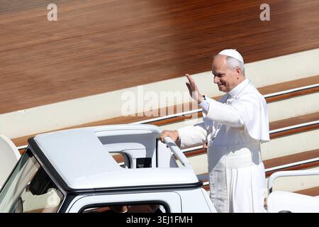 Citta Del Vaticano, Italien. Mai 2026. Vatikanstadt – Italien, 27. Mai 2026: Gruß des Pontiffs an die Gläubigen, die sich auf dem Platz am Popemobile versammelt haben. Papst Leo XIV. Führt am Mittwoch Generalaudienz auf dem Petersplatz heute Morgen versammelten sich Tausende Gläubige und Pilger aus aller Welt auf dem Petersplatz, um an der Generalaudienz am Mittwoch mit Papst Leo XIV teilzunehmen. Es war eine Zeit des Gebets, des Hörens und der Kommunion, die den Platz mit Hoffnung, Reflexion und Freude erfüllte. Quelle: Unabhängige Fotoagentur/Alamy Live News Stockfoto