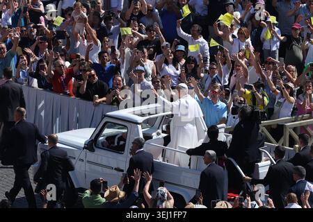 Citta Del Vaticano, Italien. Mai 2026. Vatikanstadt – Italien, 27. Mai 2026: Gruß des Pontiffs an die Gläubigen, die sich auf dem Platz am Popemobile versammelt haben. Papst Leo XIV. Führt am Mittwoch Generalaudienz auf dem Petersplatz heute Morgen versammelten sich Tausende Gläubige und Pilger aus aller Welt auf dem Petersplatz, um an der Generalaudienz am Mittwoch mit Papst Leo XIV teilzunehmen. Es war eine Zeit des Gebets, des Hörens und der Kommunion, die den Platz mit Hoffnung, Reflexion und Freude erfüllte. Quelle: Unabhängige Fotoagentur/Alamy Live News Stockfoto