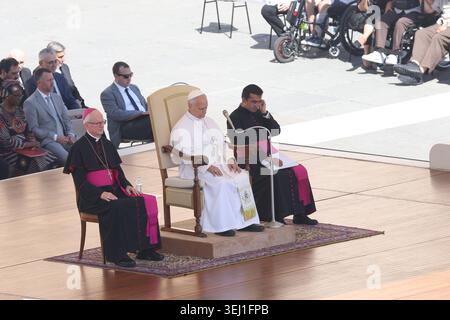 Citta Del Vaticano, Italien. Mai 2026. Vatikanstadt - Italien, 27. Mai 2026: Papst Leo XIV. Führt am Mittwoch Generalaudienz auf dem Petersplatz heute Morgen Tausende Gläubige und Pilger aus aller Welt auf dem Petersplatz, um an der Generalaudienz am Mittwoch mit Papst Leo XIV. Teilzunehmen. Es war eine Zeit des Gebets, des Hörens und der Kommunion, die den Platz mit Hoffnung, Reflexion und Freude erfüllte. Quelle: Unabhängige Fotoagentur/Alamy Live News Stockfoto