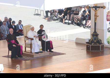 Citta Del Vaticano, Italien. Mai 2026. Vatikanstadt – Italien, 27. Mai 2026: Papst Leo XIV. Führt die Generalaudienz am Mittwoch auf dem Petersplatz. Heute morgen versammelten sich Tausende Gläubige und Pilger aus aller Welt auf dem Petersplatz, um an der Generalaudienz am Mittwoch mit Papst Leo XIV. Teilzunehmen. Es war eine Zeit des Gebets, des Hörens und der Gemeinschaft, die den Platz mit Hoffnung, Reflexion und Freude erfüllte. Quelle: Unabhängige Fotoagentur/Alamy Live News Stockfoto