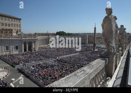 Citta Del Vaticano, Italien. Mai 2026. Vatikanstadt – Italien, 27. Mai 2026: Papst Leo XIV. Führt die Generalaudienz am Mittwoch auf dem Petersplatz. Heute morgen versammelten sich Tausende Gläubige und Pilger aus aller Welt auf dem Petersplatz, um an der Generalaudienz am Mittwoch mit Papst Leo XIV. Teilzunehmen. Es war eine Zeit des Gebets, des Hörens und der Gemeinschaft, die den Platz mit Hoffnung, Reflexion und Freude erfüllte. Quelle: Unabhängige Fotoagentur/Alamy Live News Stockfoto