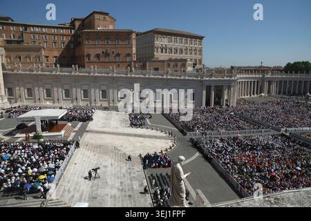 Citta Del Vaticano, Italien. Mai 2026. Vatikanstadt – Italien, 27. Mai 2026: Papst Leo XIV. Führt die Generalaudienz am Mittwoch auf dem Petersplatz. Heute morgen versammelten sich Tausende Gläubige und Pilger aus aller Welt auf dem Petersplatz, um an der Generalaudienz am Mittwoch mit Papst Leo XIV. Teilzunehmen. Es war eine Zeit des Gebets, des Hörens und der Gemeinschaft, die den Platz mit Hoffnung, Reflexion und Freude erfüllte. Quelle: Unabhängige Fotoagentur/Alamy Live News Stockfoto