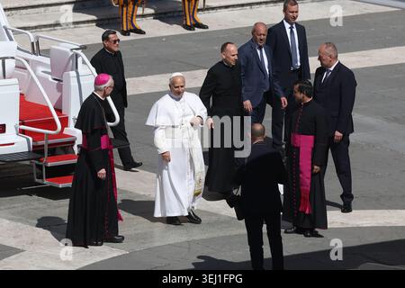 Citta Del Vaticano, Italien. Mai 2026. Vatikanstadt – Italien, 27. Mai 2026: Papst Leo XIV. Führt die Generalaudienz am Mittwoch auf dem Petersplatz. Heute morgen versammelten sich Tausende Gläubige und Pilger aus aller Welt auf dem Petersplatz, um an der Generalaudienz am Mittwoch mit Papst Leo XIV. Teilzunehmen. Es war eine Zeit des Gebets, des Hörens und der Gemeinschaft, die den Platz mit Hoffnung, Reflexion und Freude erfüllte. Quelle: Unabhängige Fotoagentur/Alamy Live News Stockfoto