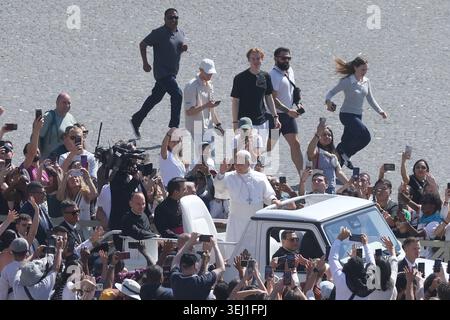Citta Del Vaticano, Italien. Mai 2026. Vatikanstadt – Italien, 27. Mai 2026: Gruß des Pontiffs an die Gläubigen, die sich auf dem Platz am Popemobile versammelt haben. Papst Leo XIV. Führt am Mittwoch Generalaudienz auf dem Petersplatz heute Morgen versammelten sich Tausende Gläubige und Pilger aus aller Welt auf dem Petersplatz, um an der Generalaudienz am Mittwoch mit Papst Leo XIV teilzunehmen. Es war eine Zeit des Gebets, des Hörens und der Kommunion, die den Platz mit Hoffnung, Reflexion und Freude erfüllte. Quelle: Unabhängige Fotoagentur/Alamy Live News Stockfoto