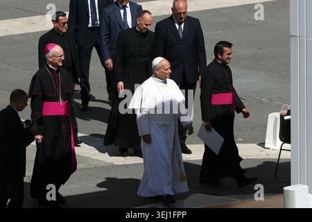 Citta Del Vaticano, Italien. Mai 2026. Vatikanstadt – Italien, 27. Mai 2026: Papst Leo XIV. Führt die Generalaudienz am Mittwoch auf dem Petersplatz. Heute morgen versammelten sich Tausende Gläubige und Pilger aus aller Welt auf dem Petersplatz, um an der Generalaudienz am Mittwoch mit Papst Leo XIV. Teilzunehmen. Es war eine Zeit des Gebets, des Hörens und der Gemeinschaft, die den Platz mit Hoffnung, Reflexion und Freude erfüllte. Quelle: Unabhängige Fotoagentur/Alamy Live News Stockfoto