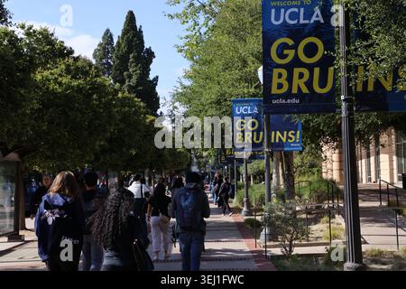 Los Angeles, USA. Mai 2026. Studenten gehen am 26. Mai auf dem Campus der University of California in Los Angeles, Kalifornien, USA, 2026. die Trump-Regierung verklagte am Dienstag die University of California und beschuldigte ihren Campus in Los Angeles, jüdische und israelische Studenten ein feindliches Bildungsumfeld zuzulassen. Quelle: Zeng Hui/Xinhua/Alamy Live News Stockfoto