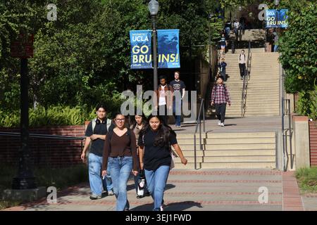 Los Angeles, USA. Mai 2026. Studenten gehen am 26. Mai auf dem Campus der University of California in Los Angeles, Kalifornien, USA, 2026. die Trump-Regierung verklagte am Dienstag die University of California und beschuldigte ihren Campus in Los Angeles, jüdische und israelische Studenten ein feindliches Bildungsumfeld zuzulassen. Quelle: Zeng Hui/Xinhua/Alamy Live News Stockfoto