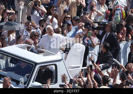 Citta Del Vaticano, Italien. Mai 2026. Vatikanstadt – Italien, 27. Mai 2026: Gruß des Pontiffs an die Gläubigen, die sich auf dem Platz am Popemobile versammelt haben. Papst Leo XIV. Führt am Mittwoch Generalaudienz auf dem Petersplatz heute Morgen versammelten sich Tausende Gläubige und Pilger aus aller Welt auf dem Petersplatz, um an der Generalaudienz am Mittwoch mit Papst Leo XIV teilzunehmen. Es war eine Zeit des Gebets, des Hörens und der Kommunion, die den Platz mit Hoffnung, Reflexion und Freude erfüllte. Quelle: Unabhängige Fotoagentur/Alamy Live News Stockfoto