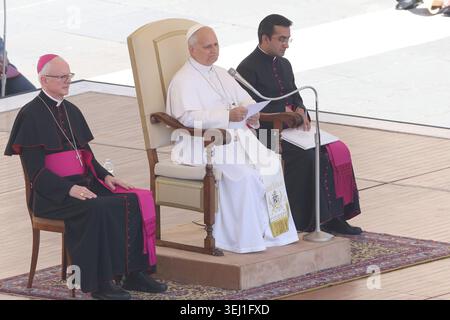 Citta Del Vaticano, Italien. Mai 2026. Vatikanstadt – Italien, 27. Mai 2026: Papst Leo XIV. Führt die Generalaudienz am Mittwoch auf dem Petersplatz. Heute morgen versammelten sich Tausende Gläubige und Pilger aus aller Welt auf dem Petersplatz, um an der Generalaudienz am Mittwoch mit Papst Leo XIV. Teilzunehmen. Es war eine Zeit des Gebets, des Hörens und der Gemeinschaft, die den Platz mit Hoffnung, Reflexion und Freude erfüllte. Quelle: Unabhängige Fotoagentur/Alamy Live News Stockfoto