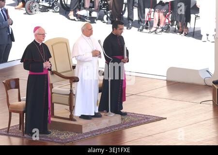 Citta Del Vaticano, Italien. Mai 2026. Vatikanstadt – Italien, 27. Mai 2026: Papst Leo XIV. Führt die Generalaudienz am Mittwoch auf dem Petersplatz. Heute morgen versammelten sich Tausende Gläubige und Pilger aus aller Welt auf dem Petersplatz, um an der Generalaudienz am Mittwoch mit Papst Leo XIV. Teilzunehmen. Es war eine Zeit des Gebets, des Hörens und der Gemeinschaft, die den Platz mit Hoffnung, Reflexion und Freude erfüllte. Quelle: Unabhängige Fotoagentur/Alamy Live News Stockfoto
