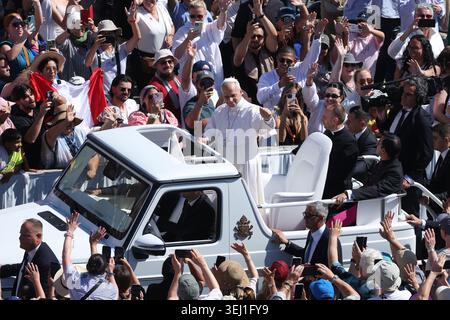 Citta Del Vaticano, Italien. Mai 2026. Vatikanstadt – Italien, 27. Mai 2026: Gruß des Pontiffs an die Gläubigen, die sich auf dem Platz am Popemobile versammelt haben. Papst Leo XIV. Führt am Mittwoch Generalaudienz auf dem Petersplatz heute Morgen versammelten sich Tausende Gläubige und Pilger aus aller Welt auf dem Petersplatz, um an der Generalaudienz am Mittwoch mit Papst Leo XIV teilzunehmen. Es war eine Zeit des Gebets, des Hörens und der Kommunion, die den Platz mit Hoffnung, Reflexion und Freude erfüllte. Quelle: Unabhängige Fotoagentur/Alamy Live News Stockfoto