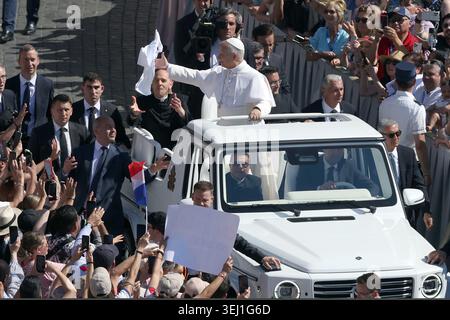 Citta Del Vaticano, Italien. Mai 2026. Vatikanstadt – Italien, 27. Mai 2026: Gruß des Papstes an die Gläubigen, die sich auf dem Platz auf dem Papstmobil versammelt haben. Papst Leo XIV. Führt heute morgen die Generalaudienz am Mittwoch auf dem Petersplatz. Tausende Gläubige und Pilger aus aller Welt versammelten sich auf dem Petersplatz, um an der Generalaudienz am Mittwoch mit Papst Leo XIV. Teilzunehmen. Es war eine Zeit des Gebets, des Hörens und der Kommunion, die den Platz mit Hoffnung, Reflexion und Freude erfüllte. Quelle: Unabhängige Fotoagentur/Alamy Live News Stockfoto