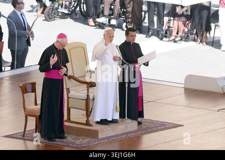 Citta Del Vaticano, Italien. Mai 2026. Vatikanstadt – Italien, 27. Mai 2026: Papst Leo XIV. Führt die Generalaudienz am Mittwoch auf dem Petersplatz. Heute morgen versammelten sich Tausende Gläubige und Pilger aus aller Welt auf dem Petersplatz, um an der Generalaudienz am Mittwoch mit Papst Leo XIV. Teilzunehmen. Es war eine Zeit des Gebets, des Hörens und der Gemeinschaft, die den Platz mit Hoffnung, Reflexion und Freude erfüllte. Quelle: Unabhängige Fotoagentur/Alamy Live News Stockfoto