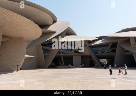 Doha, Katar - 14. Februar 2026: Touristen erkunden den zentralen Innenhof des Nationalmuseums von Katar. Stockfoto