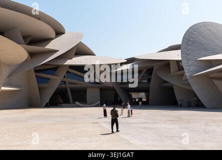 Doha, Katar - 14. Februar 2026: Eine weite Landschaftsansicht von Besuchern, die den zentralen Innenhof des Nationalmuseums von Katar erkunden. Stockfoto