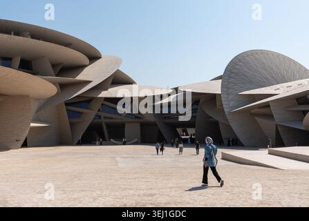 Doha, Katar - 14. Februar 2026: Ein Weitwinkelblick auf Touristen, die durch den Innenhof des Nationalmuseums von Katar spazieren. Stockfoto