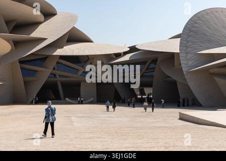 Doha, Katar - 14. Februar 2026: Touristen und Besucher spazieren durch den massiven Innenhof des Nationalmuseums von Katar. Stockfoto