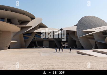 Doha, Katar - 14. Februar 2026: Besucher spazieren über die sonnendurchflutete zentrale plaza des Nationalmuseums von Katar. Stockfoto