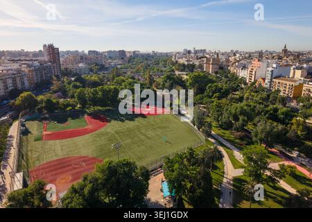 Valencia, Spanien. Mai 2026. Aus der Vogelperspektive sehen Sie Baseballfelder in Turia Riverbed Gardens mit Serranos Towers Stockfoto