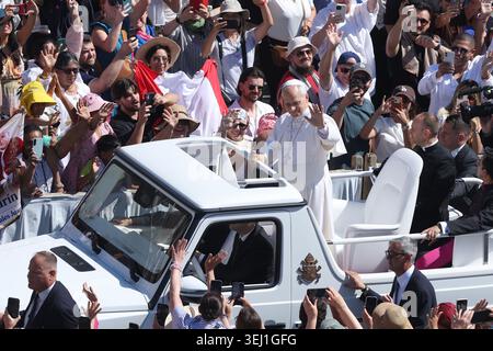 Citta Del Vaticano, Italien. Mai 2026. Vatikanstadt – Italien, 27. Mai 2026: Gruß des Pontiffs an die Gläubigen, die sich auf dem Platz am Popemobile versammelt haben. Papst Leo XIV. Führt am Mittwoch Generalaudienz auf dem Petersplatz heute Morgen versammelten sich Tausende Gläubige und Pilger aus aller Welt auf dem Petersplatz, um an der Generalaudienz am Mittwoch mit Papst Leo XIV teilzunehmen. Es war eine Zeit des Gebets, des Hörens und der Kommunion, die den Platz mit Hoffnung, Reflexion und Freude erfüllte. Quelle: Unabhängige Fotoagentur/Alamy Live News Stockfoto