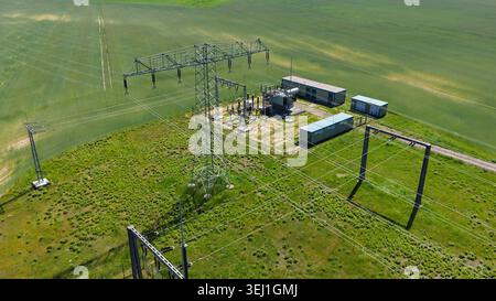 Das ist eine kleine Umspannstation, von der Luft aus gesehen. Stockfoto