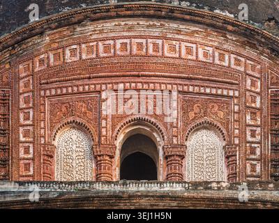Malerische Nahaufnahme der alten Backstein- und Terrakotta-Pancharatna Govinda hindu-Tempel im oberen Stockwerk, Puthia, Rajshahi, Bangladesch Stockfoto