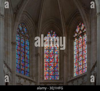 Nantes, Frankreich - 05 09 2026: Kathedrale St. Peter und St. Paul. Die zeitgenössischen abstrakten Buntglasfenster des Chors, geschaffen von Jean Le Stockfoto