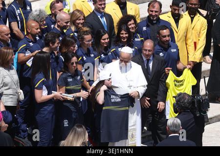 Citta Del Vaticano, Italien. Mai 2026. Vatikanstadt – Italien, 27. Mai 2026: Der Pontiff begrüßt eine Sportgruppe des Vatikans. Papst Leo XIV. Führt die Generalaudienz am Mittwoch auf dem Petersplatz. Heute morgen versammelten sich Tausende Gläubige und Pilger aus aller Welt auf dem Petersplatz, um an der Generalaudienz am Mittwoch mit Papst Leo XIV. Teilzunehmen. Es war eine Zeit des Gebets, des Hörens und der Gemeinschaft, die den Platz mit Hoffnung, Reflexion und Freude erfüllte. Quelle: Unabhängige Fotoagentur/Alamy Live News Stockfoto