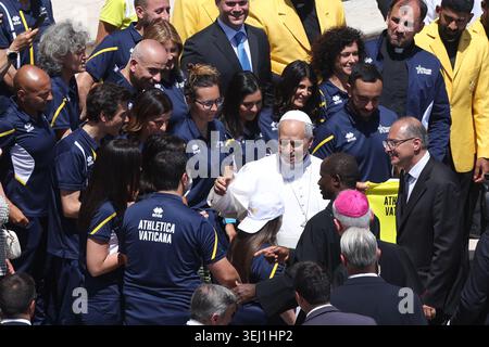 Citta Del Vaticano, Italien. Mai 2026. Vatikanstadt – Italien, 27. Mai 2026: Der Pontiff begrüßt eine Sportgruppe des Vatikans. Papst Leo XIV. Führt die Generalaudienz am Mittwoch auf dem Petersplatz. Heute morgen versammelten sich Tausende Gläubige und Pilger aus aller Welt auf dem Petersplatz, um an der Generalaudienz am Mittwoch mit Papst Leo XIV. Teilzunehmen. Es war eine Zeit des Gebets, des Hörens und der Gemeinschaft, die den Platz mit Hoffnung, Reflexion und Freude erfüllte. Quelle: Unabhängige Fotoagentur/Alamy Live News Stockfoto