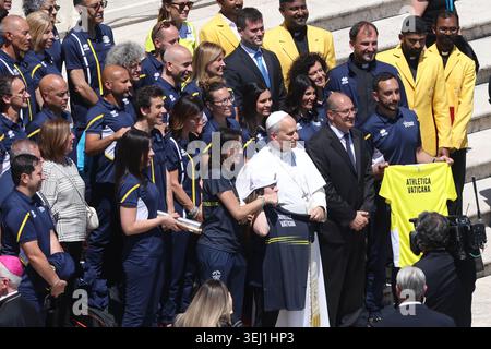 Citta Del Vaticano, Italien. Mai 2026. Vatikanstadt – Italien, 27. Mai 2026: Der Pontiff begrüßt eine Sportgruppe des Vatikans. Papst Leo XIV. Führt die Generalaudienz am Mittwoch auf dem Petersplatz. Heute morgen versammelten sich Tausende Gläubige und Pilger aus aller Welt auf dem Petersplatz, um an der Generalaudienz am Mittwoch mit Papst Leo XIV. Teilzunehmen. Es war eine Zeit des Gebets, des Hörens und der Gemeinschaft, die den Platz mit Hoffnung, Reflexion und Freude erfüllte. Quelle: Unabhängige Fotoagentur/Alamy Live News Stockfoto